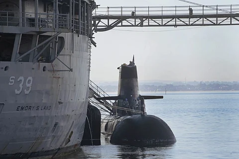 Sailors assigned to the Australian Collins-class submarine HMAS Sheean prepare to receive hotel services and supplies during bilateral training event with USS Emory S. Land in Fremantle, Australia, September 13, 2019. (Photo: US Navy/Mass Communication Specialist 2nd Class Jordyn Diomede)