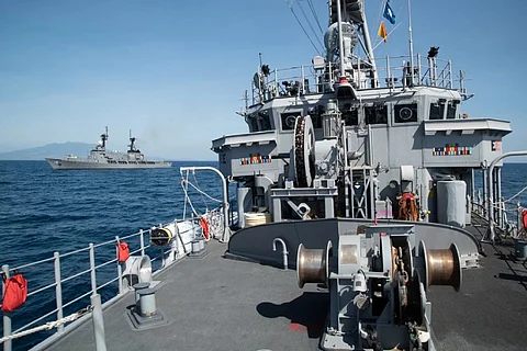 The US Navy mine countermeasures ship USS Chief transits the South China Sea with the Philippine Navy patrol vessel BRP Ramon Alcaraz (in the background) after completing a maritime cooperative activity, March 21, 2019. (Photo: US Navy/Mass Communication Specialist 2nd Class Jordan Crouch)
