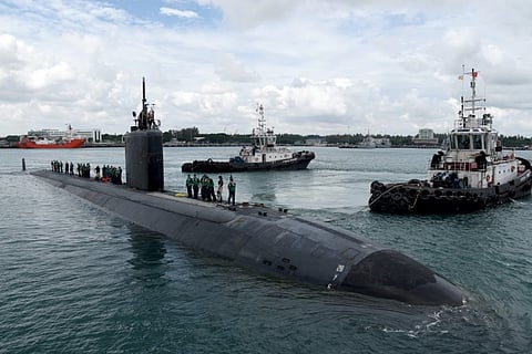 The US Navy Los Angeles-class nuclear-powered submarine USS Tucson arrives at Changi Naval Base in Singapore as part of a scheduled deployment in the US 7th Fleet area of responsibility, January 21, 2016. (Photo: US Navy/Mass Communication Specialist 3rd Class Joshua Fulton)