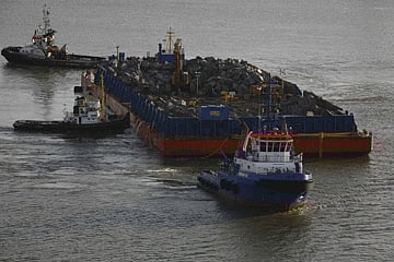 Multraship refloats grounded barge