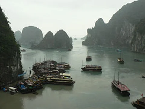ha_long_bay_with_boats