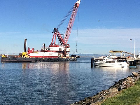 Dredging of Redwood Creek at the Port of Redwood City Photo: Wikimedia Commons/Jeanjung212
