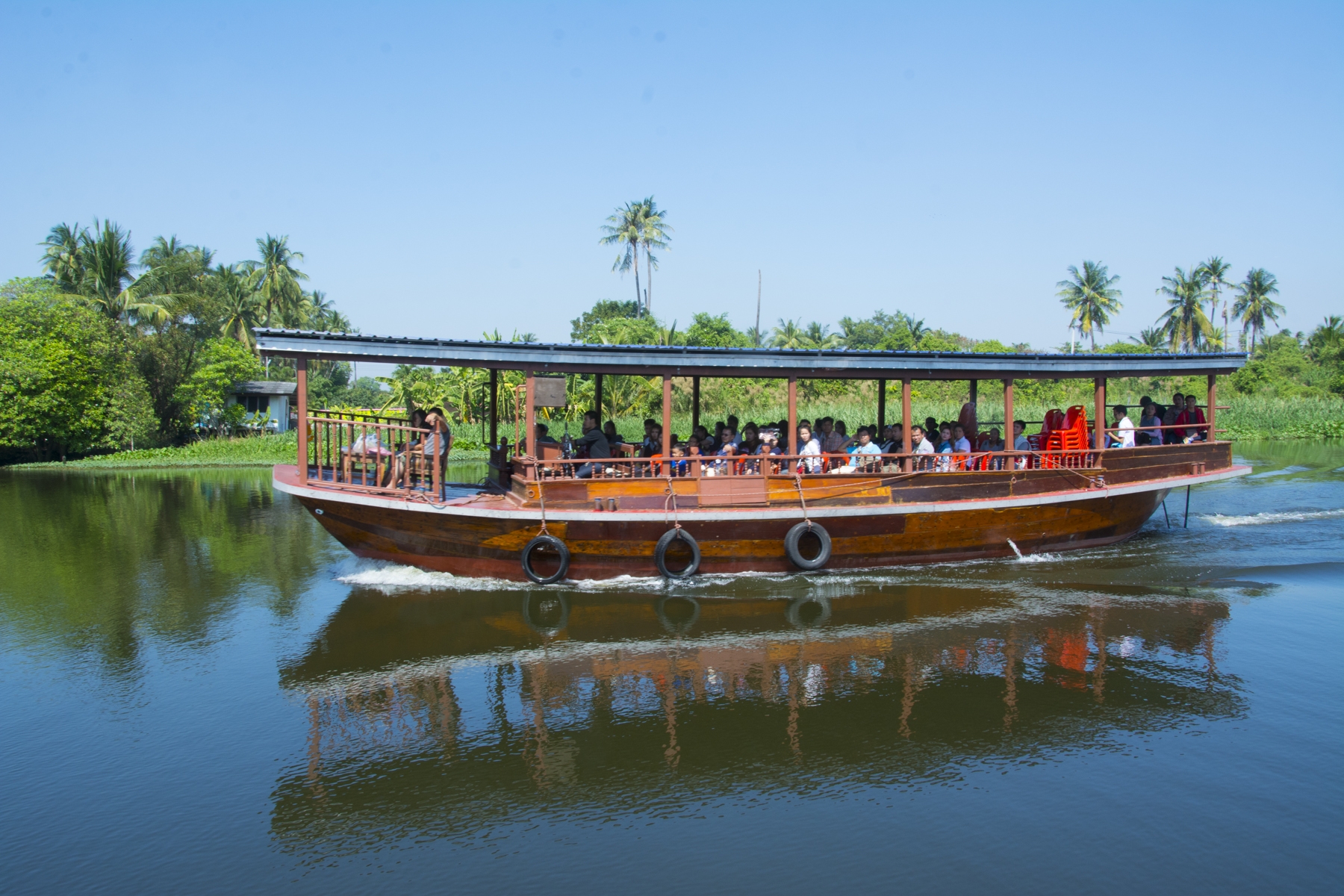 This sight seeing barge on the Tachin River is similar to what Khun Kanitha started with for her dinner boat 79e08f32fa8a036f84441baab7b7a7ff