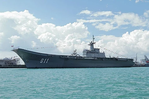 HTMS Chakri Naruebet at Changi Naval Base Photo: Wikipedia / Alert5