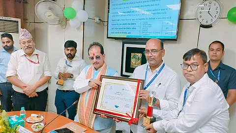बेतिया नागरी सहकारी बँकेच्या अध्यक्ष, व्यवस्थापकीय संचालकांचा उपमुख्यमंत्री यांच्या हस्ते गौरव