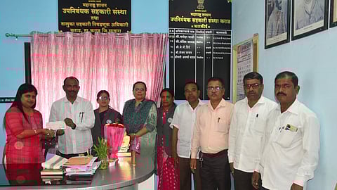 मा.अपर्णा यादव यांच्याकडे धनादेश सुपूर्त करताना चेअरमन अजित थोरात,भीमाशंकर माऊर,सर्जेराव शिंदे,सौ. शर्मिला श्रीखंडे,सौ.सुजाता शिंदे,राजेंद्र येडगे, विकास लावंड,राजेंद्र पांढरपट्टे व उपस्थित मान्यवर