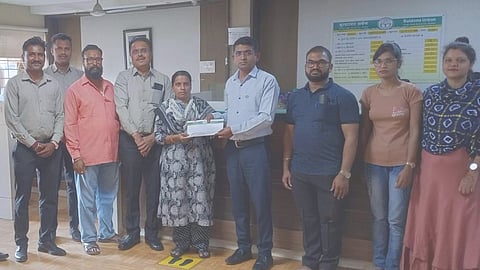 Buldhana-Urban-Insurance-Cheque-Distribution-Kotoli-Sarika-Gandhavale.jpg