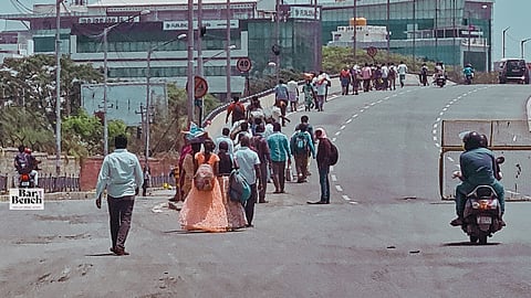 Migrant labour moving from Bangalore towards Tamil Nadu