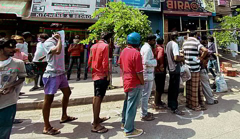 ಮದ್ಯದಂಗಡಿ ಎದುರು ಸಾಲುಗಟ್ಟಿ ನಿಂತ ಜನ.