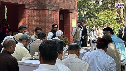 Fali S Nariman's last rites being performed at the Parsi Cemetery in Central Delhi 