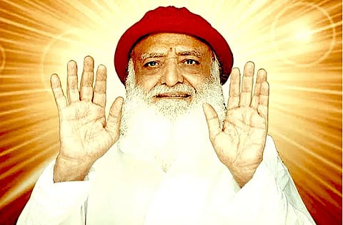 गुजरात कोर्ट ने आसाराम बापू को महिला शिष्या से रेप के आरोप में उम्रकैद की सजा सुनाई