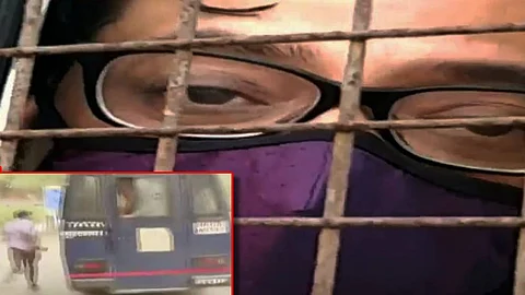 Arnab inside police van 2