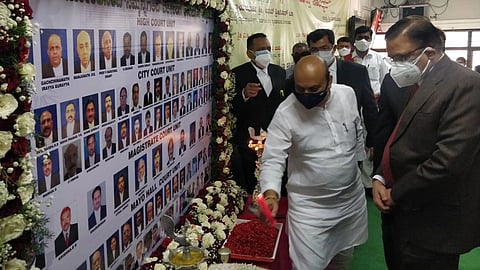 ಕೋವಿಡ್ನಿಂದ ಮೃತಪಟ್ಟ ವಕೀಲರಿಗೆ ಸಚಿವ ಬಸವರಾಜ್ ಬೊಮ್ಮಾಯಿ, ಸಿಜೆ ಎ ಎಸ್ ಓಕಾ ಮೊಂಬತ್ತಿ ಬೆಳಗಿ ಗೌರವ ಸಲ್ಲಿಸಿದರು