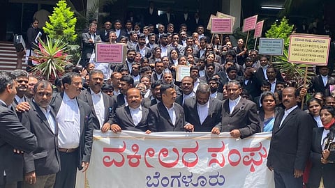 ಜನನ-ಮರಣ ನೋಂದಣಿ ತಿದ್ದುಪಡಿ ಕಾಯಿದೆ ವಿರೋಧಿಸಿ  ಬೆಂಗಳೂರು ವಕೀಲರ ಸಂಘದ ಪ್ರತಿಭಟನೆ