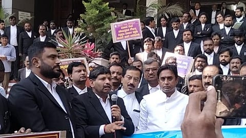 ವಕೀಲರ ರಕ್ಷಣಾ ಕಾಯಿದೆಗೆ ಆಗ್ರಹಿಸಿ ವಕೀಲರ ಪ್ರತಿಭಟನೆ; ನಾಳೆ ಸದನ ಸಮಿತಿಯಲ್ಲಿ ಮಸೂದೆ ಮಂಡನೆ ಎಂದು ಸಿಎಂ ಭರವಸೆ