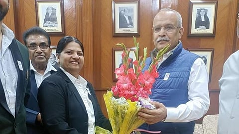Soudamini Pethe being felicitated by Justice Satish Sharma, CJ of Delhi HC