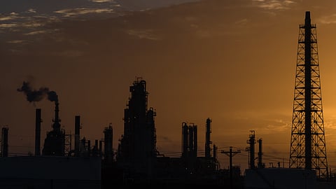 US March paraffinic base oil output falls