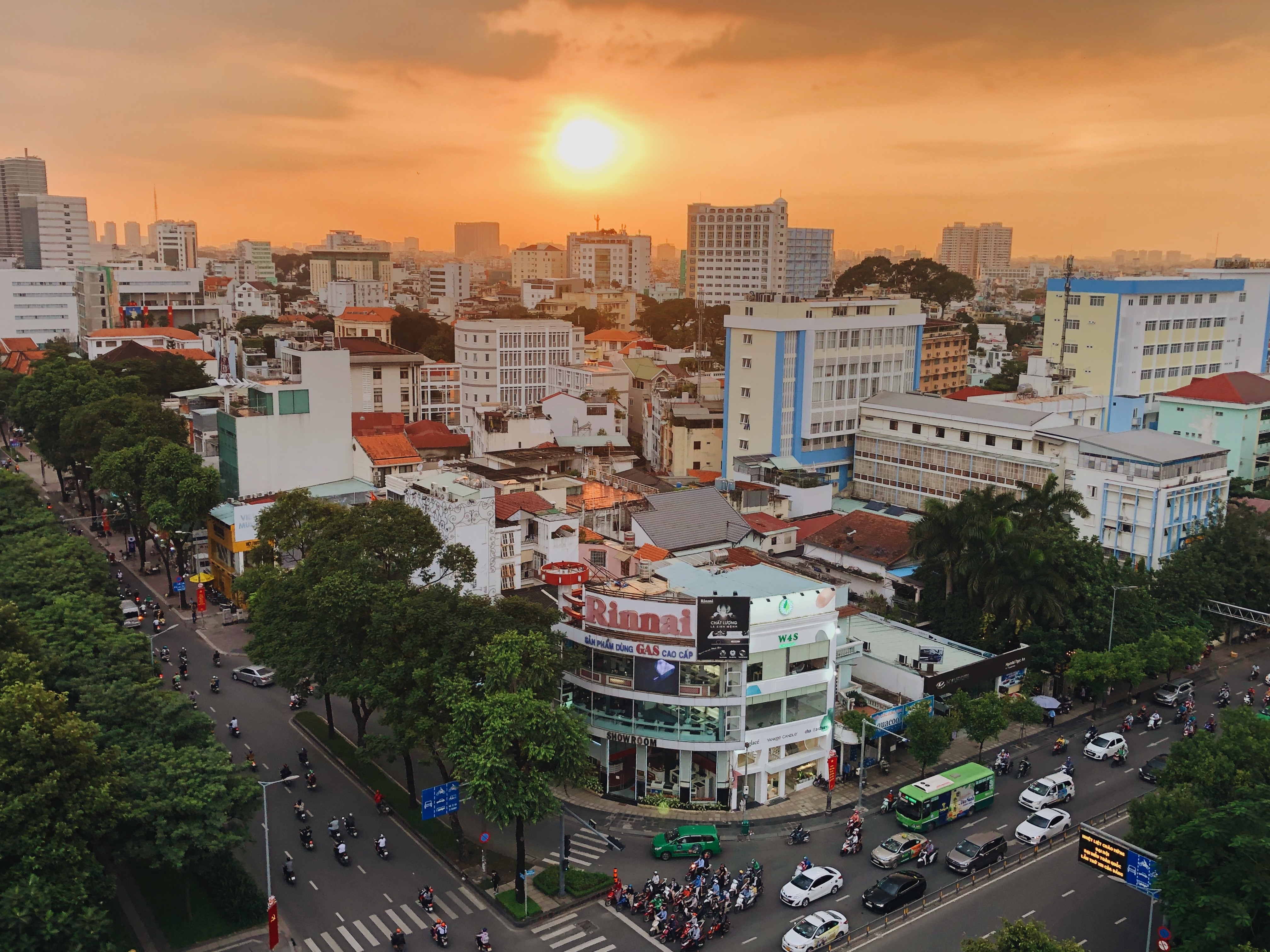 Photo of cross-road intersection in Ho Chi Minh, Vietnam