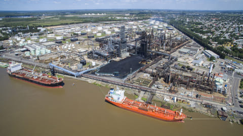 Photo of refinery at Buenos Aires