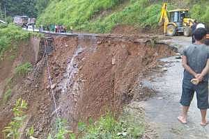 ব্যাপক ধসে অরুণাচলের বিসিটি সড়কে যোগাযোগ ব্যবস্থা ভেঙে পড়েছে