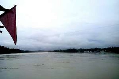 বরাক ফুঁসছে,ফেরি সেবা বন্ধ