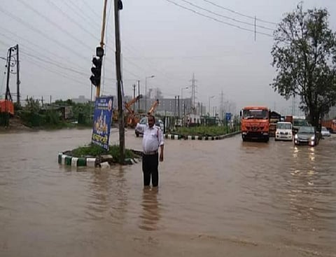 প্ৰচণ্ড বৃষ্টিতে বেহাল রাজধানী দিল্লি,গুরগাঁওয়ের স্বাভাবিক জীবন,যানজট