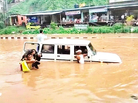 রাজ্যের বন্যা পরিস্থিতির পর্যালোচনা করে বন্যাপ্ৰবণ অঞ্চলে উঁচু বাড়ি নির্মাণের শলা মুখ্যমন্ত্ৰীর
