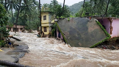 কেরলে বন্যা,লাল সঙ্কেত জারি,মৃতের সংখ্যা বেড়ে ৭০