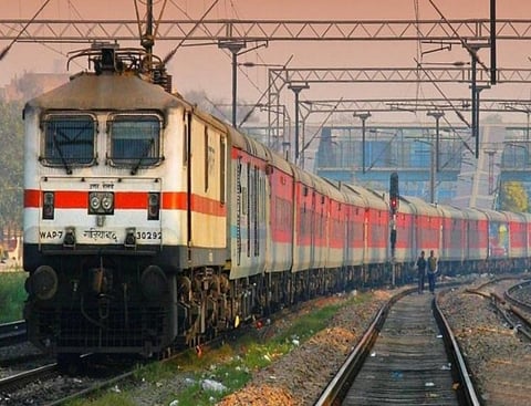 এনআরসি-র খসড়া তালিকার প্ৰতিবাদে রেললাইন অবরোধ