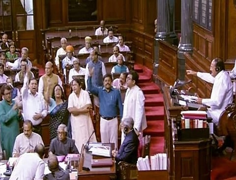 এনআরসি ইস্যু নিয়ে রাজ্যসভায় তৃণমূলের প্ৰতিবাদ,চেয়ারম্যানের টেবিলে লিখিত বিবৃতি পেশ রাজনাথের