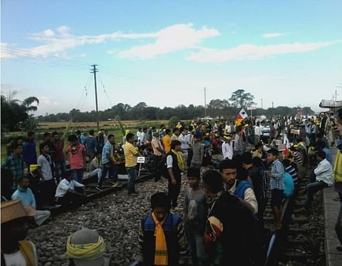 কোকরাঝাড়ে কোচ রাজবংশী সম্মিলনীর রেল অবরোধ,হিংসা,পুলিশের লাঠি,আহত ৯