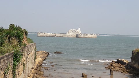 দিউর দুর্গে নিঃসঙ্গ বন্দিজীবন কাটানো কয়েদি দীপক কাঞ্জির জীবনগাঁথা