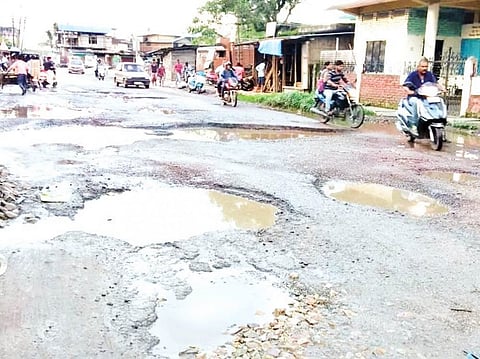 ডিব্ৰুগড়ে ৩৭নং জাতীয় সড়ক বেহাল,শীঘ্ৰ মেরামতের দাবি