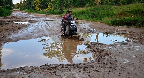 রাজ্যে সড়ক পরিকাঠামোর অবস্থা খুবই শোচনীয়,মেরামতের নামগন্ধ নেই