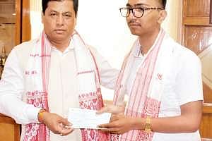 মাধ্যমিকে শীর্ষ স্থানাধিকারী রক্তিমকে সংবর্ধনা মুখ্যমন্ত্ৰীর