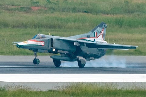 যোধপুরে ভেঙে পড়ল বায়ুসেনার মিগ ২৭ বিমান,বরাত জোরে বাঁচলেন পাইলট