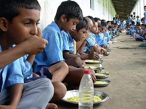 মধ্যাহ্ন ভোজন কর্মীদের ধরনা গোরেশ্বর,গুয়াহাটিতে