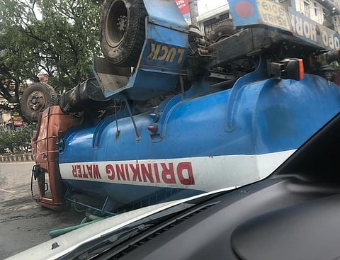 পানীয় জল পরিবাহী ট্ৰাক উল্টোলো গুয়াহাটি কমার্স কলেজের পথে