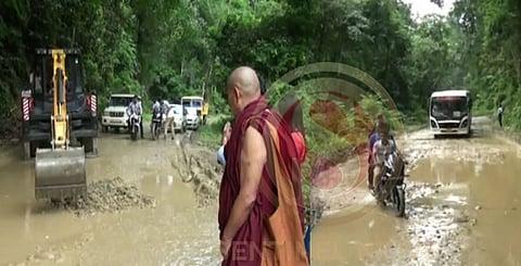 সড়ক সারাইয়ে পথে নামলেন বৌদ্ধ ধর্মগুরু