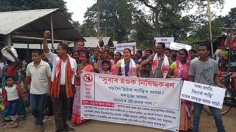 গোলাঘাটে মদের বিরুদ্ধে জোরালো প্ৰতিবাদ মদমুক্ত দাবি সমিতির