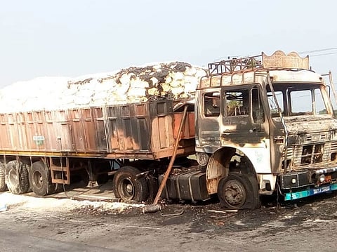 কোকরাঝাড়ে পণ্য বোঝাই ট্ৰাক পোড়ালো বনধ সমর্থকরা