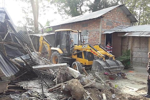 দরঙে অবৈধ দখলদারদের বিরুদ্ধে প্ৰশাসনের উচ্ছেদ অভিযান