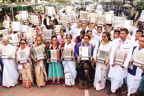 বিল বিরোধিতায় সরকারের দেওয়া স্মারক সম্মান ফিরিয়ে দিলেন শহিদ পরিবার