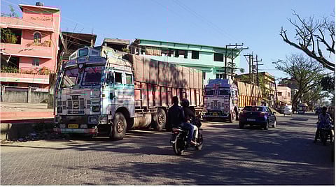 পুলিশি তল্লাশিতে বাজেয়াপ্ত কাঠ বোঝাই ট্ৰাক