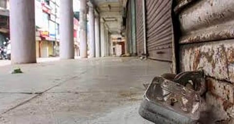 পুলওয়ামায় শহিদদের প্ৰতি শ্ৰদ্ধা জানাতে ব্যবসা প্ৰতিষ্ঠান বনধ