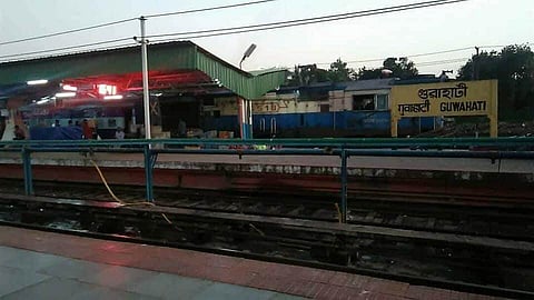 গুয়াহাটির রেল গেটগুলির পাশে থাকা ডেরায় চোলাই মদের ব্যবসা চলছে