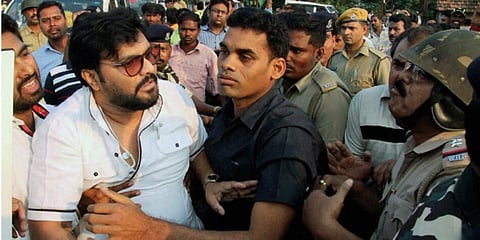 আসানসোলে বিজেপি প্ৰার্থী বাবুল সুপ্ৰিয়র গাড়িতে ভাঙচুর