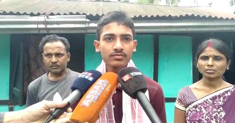 দারিদ্ৰ্যকে একপাশে ঠেলে মাধ্যমিকে ৯৫.৮ শতাংশ নম্বর পেয়ে উত্তীর্ণ বিশ্বনাথের রকি শাহু