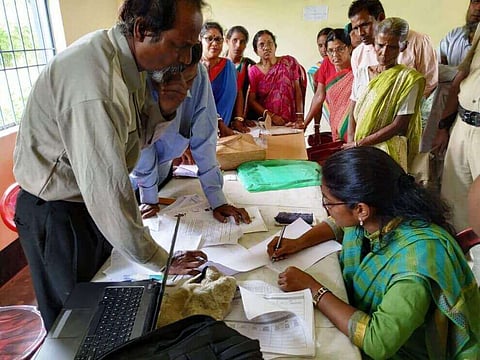 এনআরসিঃ কাছাড়ে বায়োমেট্ৰিক সংগ্ৰহের অগ্ৰগতি খতিয়ে দেখলেন জেলাশাসক