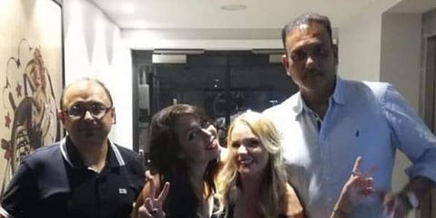 দুই বিদেশি মহিলার সঙ্গে ছবি তুলে সমালোচনার মুখে ভারতের হেড কোচ রবি শাস্ত্ৰী